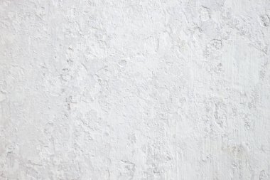 Beyaz beton duvarlar çatlamış ve soyulmuş.