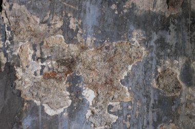 Çizik ve çatlaklarla dolu eski duvar parçası