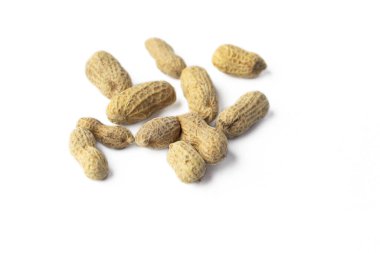 beyaz arkaplanda izole edilmiş yerfıstıkları