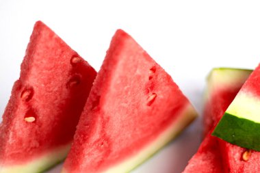 Karpuz üçgeni tohumsuz dilimler beyaz arkaplanda izole edilmiş. Kesme yolu.