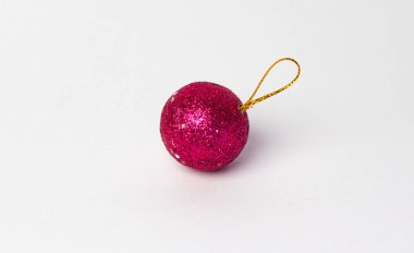 Beyaz arkaplanda kırmızı balon süslemesi.