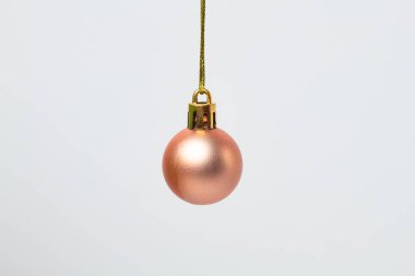 Açık pembe Noel topu süslemesi kırpma yolu ile beyaz arkaplanda izole.