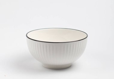 Beyaz arka planda siyah kenarlı beyaz kase