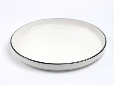 Beyaz arka planda siyah kenarlıklı beyaz plaka