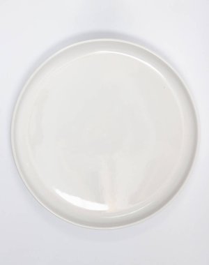 Beyaz arkaplanda beyaz plaka 