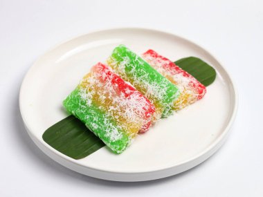 Duyarlı ya da ongol ongol, Central Java 'dan geleneksel aperatif, rendelenmiş hindistan cevizi serpiştirilmiş kasavadan yapılır.