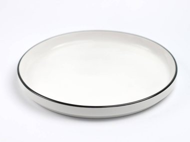 Beyaz arka planda siyah kenarlıklı beyaz plaka