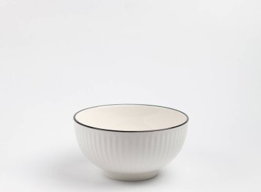 Beyaz arka planda siyah kenarlı beyaz kase