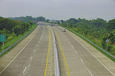 Sragen, Centra Java, Endonezya - 23 Eylül 2023: Colomadu Sragen-Ngawi paralı yolu gün boyunca boş..