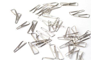 Beyaz arkaplanda ataç koleksiyonu