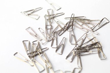 Beyaz arkaplanda ataç koleksiyonu