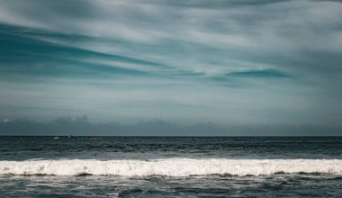 Güzel deniz suyuyla sabah kumsalı manzarası.