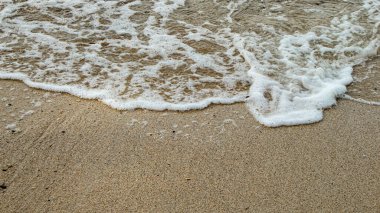 sabah sahilde dalgalar.