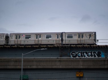 Köprüde üzerinde grafiti olan bir tren.