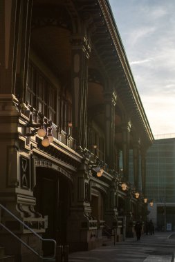 Önünde saat olan bir bina.