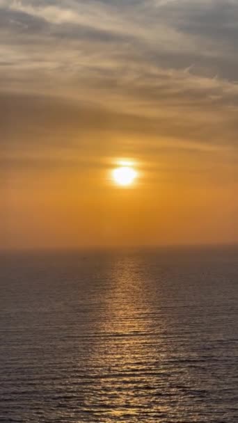 Красиві Хвилі Моря Показують Свою Тінь Надають Зачаровуючий Погляд Сонце — стокове відео