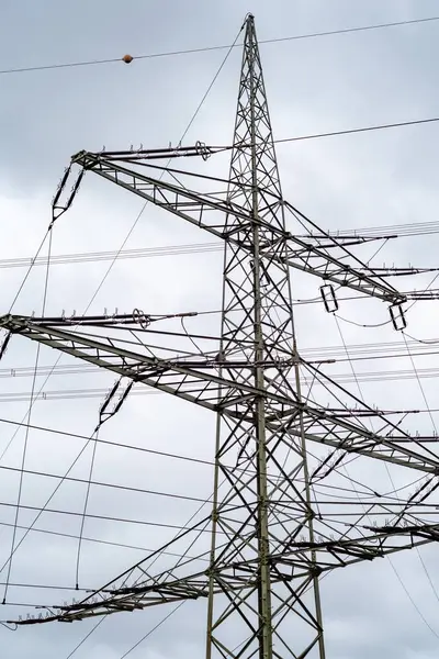 Grandes Postes Eletricidade Detalhes Sob Céus Tempestuosos — Fotografia de Stock