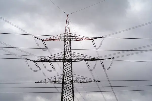 Grandes Postes Eletricidade Detalhes Sob Céus Tempestuosos — Fotografia de Stock