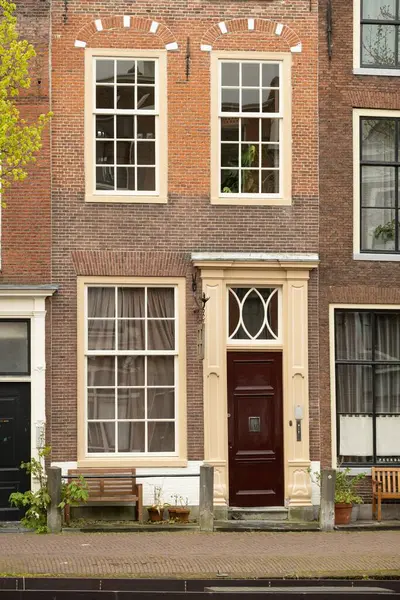 Hollanda 'da bir sokakta bir ev