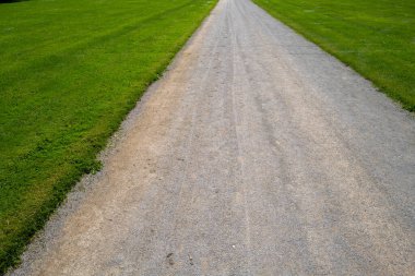 Parktaki geniş, iyi korunmuş çakıl yolu.