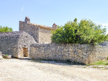 Provence, Fransa 'da duvarlı taş ev