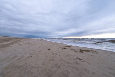 Panoramik resim, Hollanda 'nın kuzey denizinde sonsuz plaj