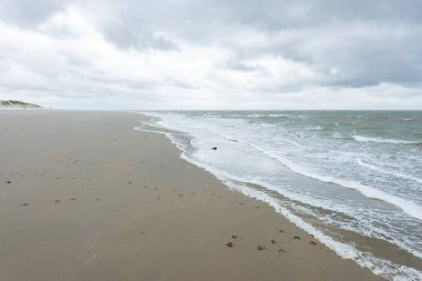 Hollanda, Oddorp 'taki kumlu sahil, kötü bir sonbahar havası var.