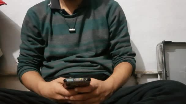 Hombre Escribiendo Smartphone Hombre Usando Mobile — Vídeo de stock