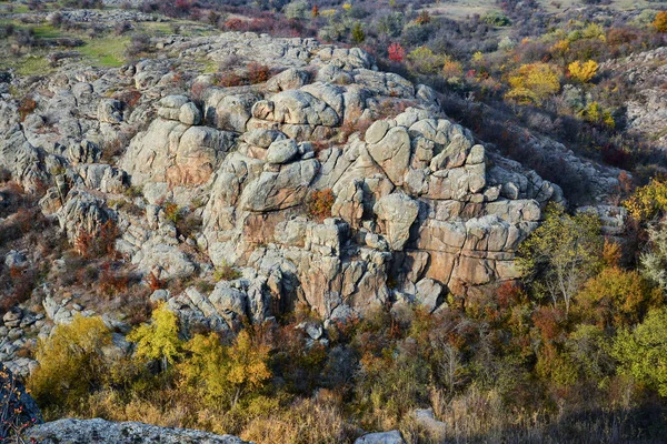 우크라이나의 마을에 바닥에 화강암 풍경에는 나뭇잎들 가을철의 색깔들 — 스톡 사진