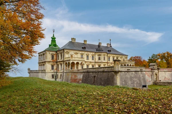 Pidhirtsi城堡 Pidhirtsi Castle 是一座居住城堡 位于乌克兰利沃夫地区的Pidhirtsi村 有防御工事的宫殿 图库照片