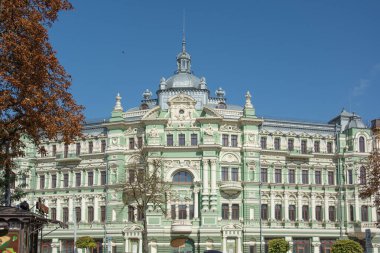 Rusov 'un Sadova Caddesi' ndeki Odesa 'daki karlı binası. Odesa 'da yerel öneme sahip mimari ve kasaba planlama anıtı. Dört katlı bir bina. Birinci katta bir sürü heykel süslemesi, büyük daireler ve dükkanlar var..