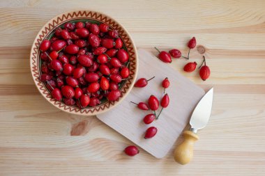 Gül kalçaları vitaminlerle doludur, sağlıklı bir yiyecektir. Kırmızı köpek gülü geleneksel tıpta tıbbi bir içecek hazırlamak için kullanılır..