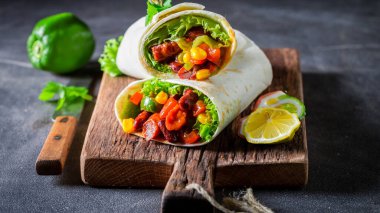 Kırmızı salata ve sebzeli baharatlı burrito, Meksika tacoları, Meksika yemekleri, Meksika yemekleri.
