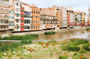 2019 ilkbaharında Girona kanalındaki renkli evler.