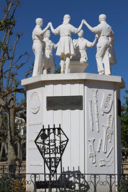 2019 Calella şehrinde yürüyüş halindeki anıt ve ağaçlar