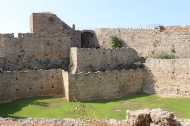 Eski Rodos şehrindeki kale duvarları