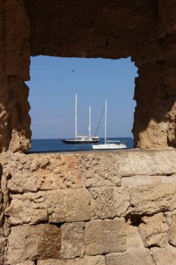 Duvardan denize bakan bir manzara.