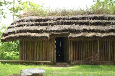 Letonya Açık Hava Müzesi 'ndeki eski ahşap ev