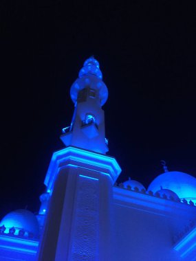 Çarpıcı güzellik, Endonezya 'daki at-Thohir camisinin minaresi, gece gökyüzüne karşı mavi ışık..