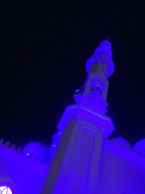 Çarpıcı güzellik, Endonezya 'daki at-Thohir camisinin minaresi, gece gökyüzüne karşı mavi ışık..