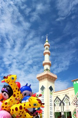 Güzel bir cami ve mavi gökyüzü arkaplanlı çocuk balonları..