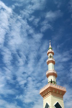 Muhteşem cami kulesinin çarpıcı mimarisi güzel mavi gökyüzünün arka planına karşı..                               