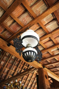 Bir zamanlar evin arka planında açık tavanlı ışıklandırma olarak popüler olan klasik asma lambaları..