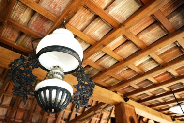 Bir zamanlar evin arka planında açık tavanlı ışıklandırma olarak popüler olan klasik asma lambaları..