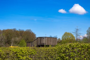 Orman, tarlalar ve çayırlar manzaralı güzel bir bahar manzarası.