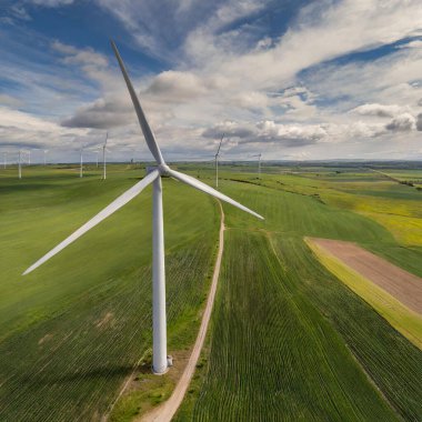 Rüzgar türbini sahada