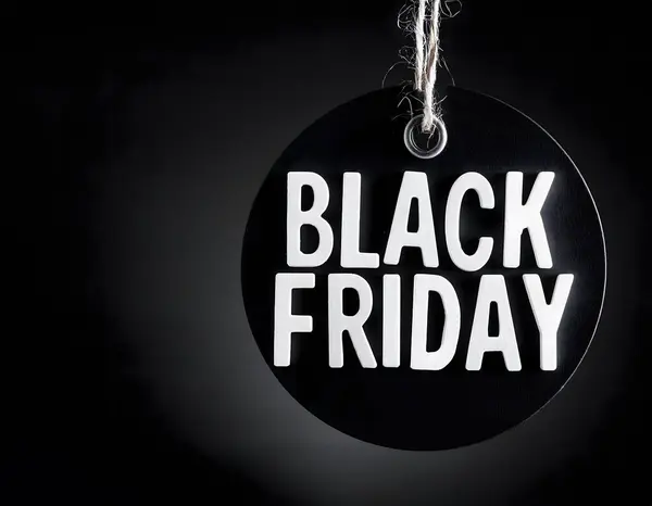 Siyah arkaplanda kopyalama alanı olan Kara Cuma etiketi izole edildi