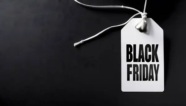 Siyah arkaplanda kopyalama alanı olan Kara Cuma etiketi izole edildi