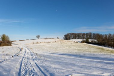 Sauerland 'de kışın karlı bir tarla