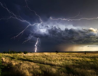 Yıldırımlı fırtınalı bir gökyüzü